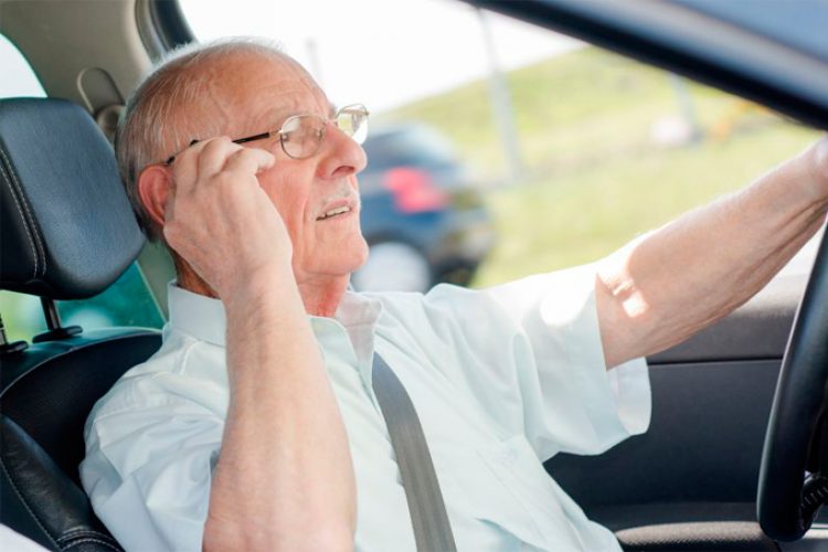 Muchos adultos mayores usan celulares mientras conducen con niños