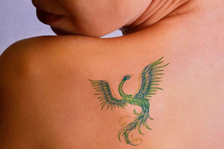 La isotretinoína podría afectar la cicatrización de heridas después de un tatuaje