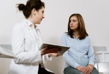 Mujeres que viven con psoriasis: toma de decisiones compartida desde la perspectiva de una dermatóloga