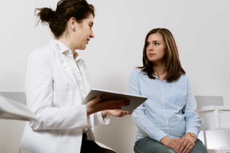 Mujeres que viven con psoriasis: toma de decisiones compartida desde la perspectiva de una dermatóloga